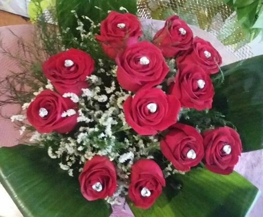 Envio y venta de flores ,rosas, plantas,arreglos florales ,regalos y desayunos a domicilio con delivery gratis en la Ciudad Autonoma de Buenos Aires y con costo de env�o en localidades del Gran Buenos Aires asi como delivery de flores y plantas a trav�s de florerias asociadas en todas las provincias de la Argentina, Buenos Aires, la Pampa, Tucuman, La Rioja, R�o Negro, Entre Rios, Corrientes, Misiones, Neuquen, Chubut, Tierra del Fuego, Santa Cruz, San Luis, Mendoza, Cordoba, Jujuy, Formosa, Santiago del Estero, Salta, Chaco, Catamarca ,San Juan, y ademas realizamos el delivery de flores ,coronas,palmas , plantas y regalos a todas las ciudades de Argentina, Mar del Plata, C�rdoba, Buenos Aires, con cargo en Santa Rosa, La Plata, Bella Vista, Neuquen, Pilar, Paran�, Posadas, Resistencia, Cipolleti y mas de 300 ciudades y localidades en todo el territorio de nuestro pa�s, asi como tambien tenemos la posibilidad de enviar flores a casi todo el mundo en cuestion de horas